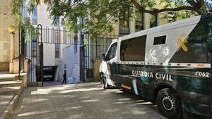Un furgón de la Guardia Civil esperando este miércoles en los Juzgados de Alicante.