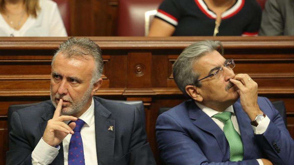 Ángel Víctor Torres junto a Román Rodríguez.