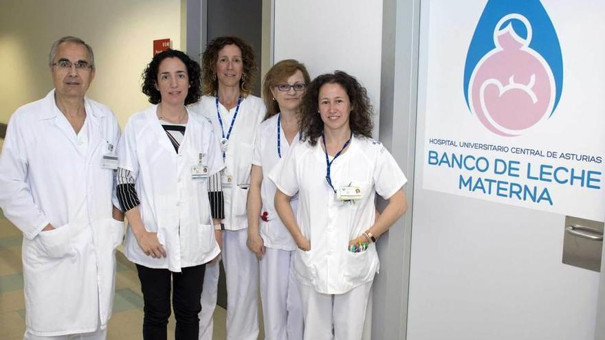 De izquierda a derecha, en el HUCA, Enrique García, neonatólogo; Marta Suárez, neonatóloga; Marta Laiz, supervisora de Enfermería; Pilar Ruiz, auxiliar, y Violeta Iglesias, enfermera.