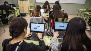 Todos los centros educativos catalanes deberán tener regulado el uso del móvil el próximo curso