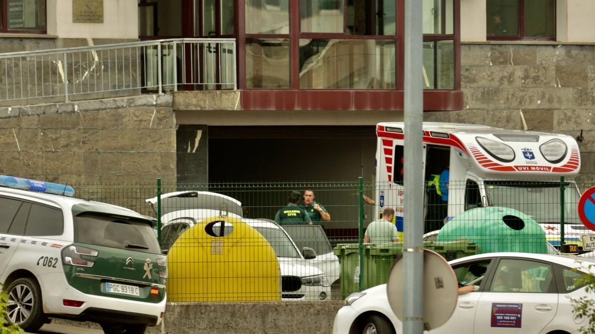 VIOLENCIA MACHISTA | Hablan testigos del crimen en el cuartel de la Guardia Civil de Llanes: «Escuché tiros y vi a los guardias corriendo pistola en mano, parecía una película»