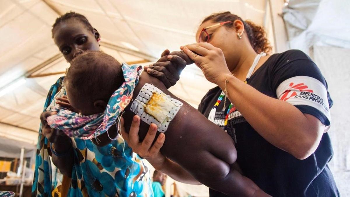 Una enfermera examina a una niña que sufre una infección en la piel, en el hospital de MSF de Malakal (Sudán del Sur), el 15 de junio.