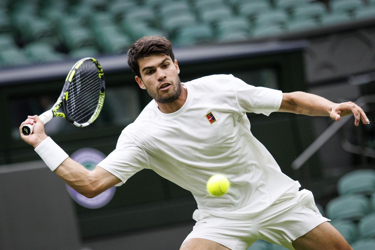 Carlos Alcaraz, durante el entrenamiento con Novak Djokovic