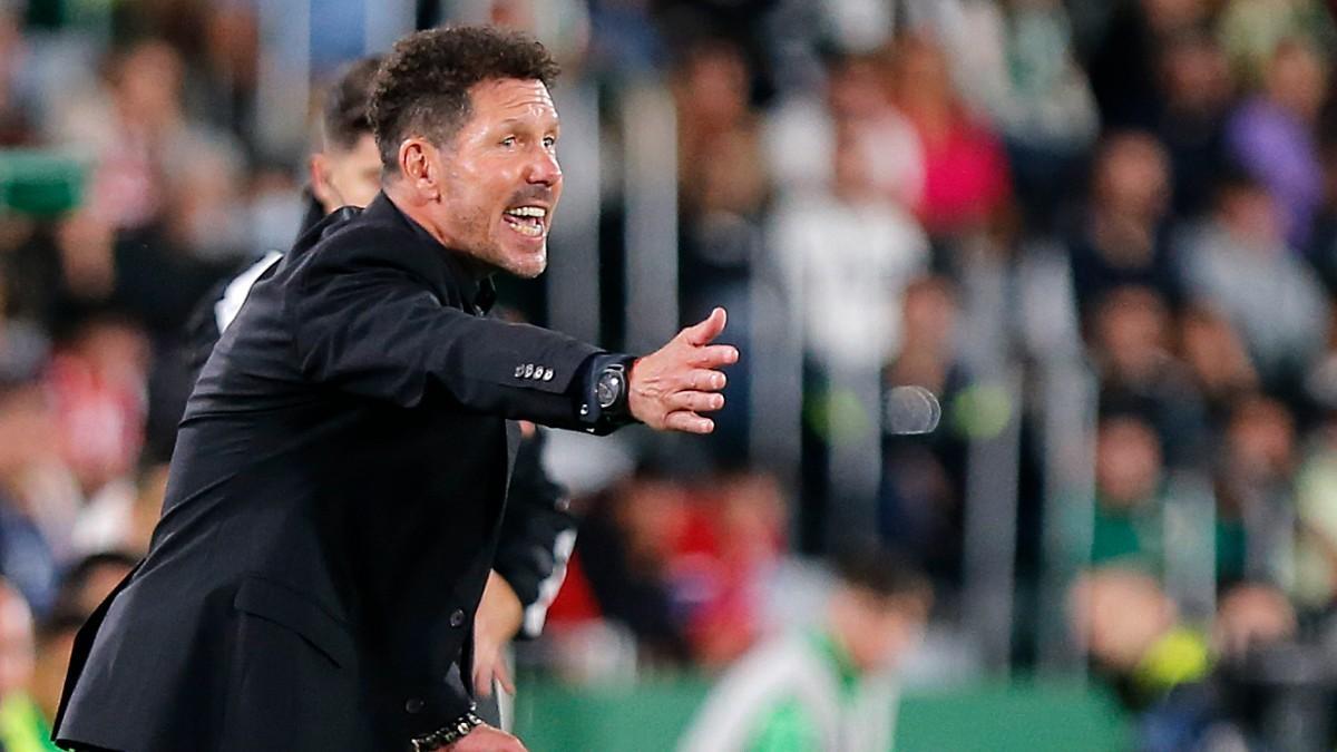 Diego Pablo Simeone, dando indicaciones durante el partido frente al Elche