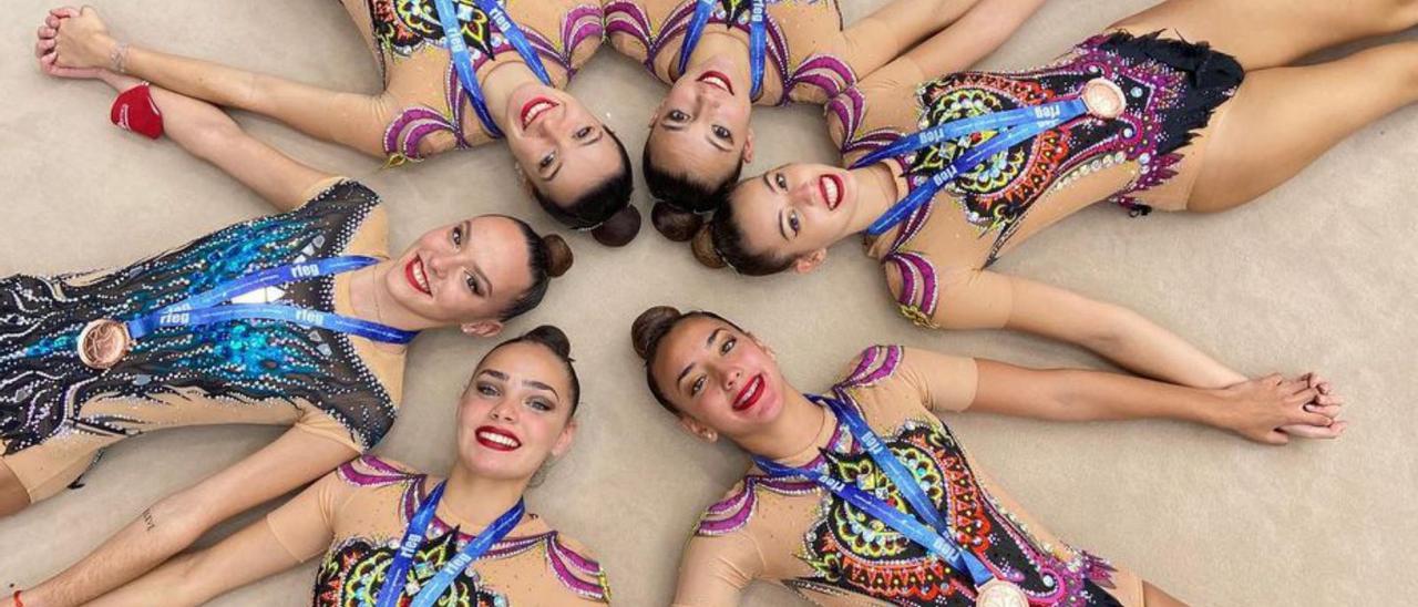 Las componentes del Batistana celebran el bronce logrado ayer.