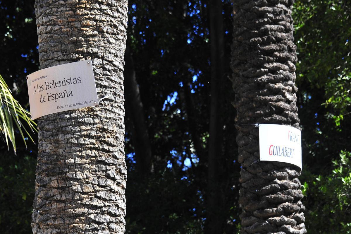 Dos carteles de aspecto distinto en el Parque Municipal de Elche