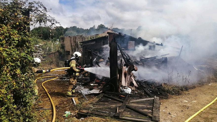 Aparatoso incendio en Oviedo: el fuego calcina tres cabañas, arrasa una camioneta y colapsa La Tenderina - Vimarsana News