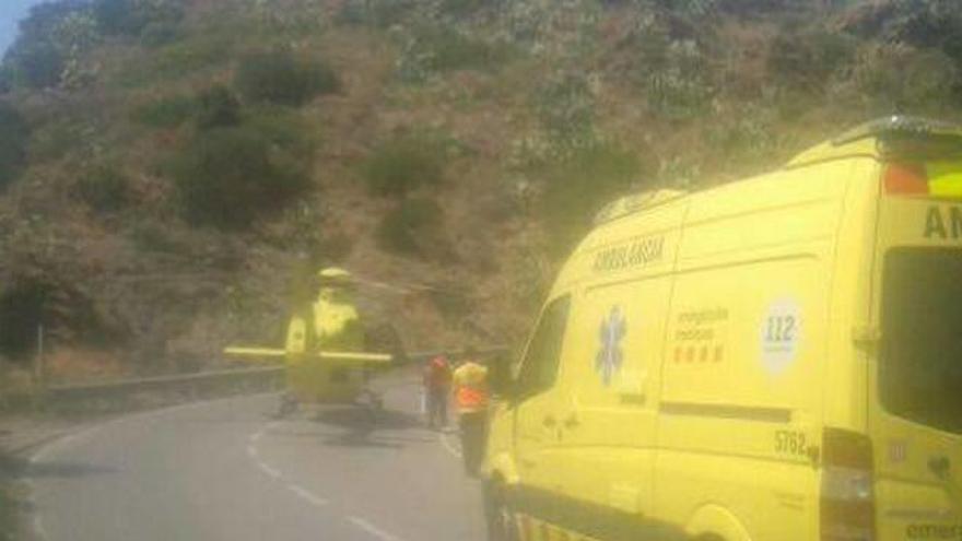 Un helicòpter i una ambulància van acudir al rescat del ferit.