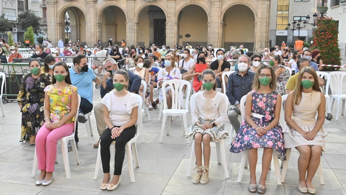 La reina infantiles de las fiestas, damas de la Ciudad, autoridades y público en general.