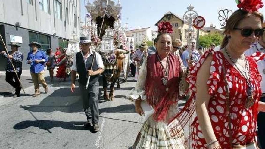 Los integrantes de la hermandad de Málaga caminan delante del simpecado.