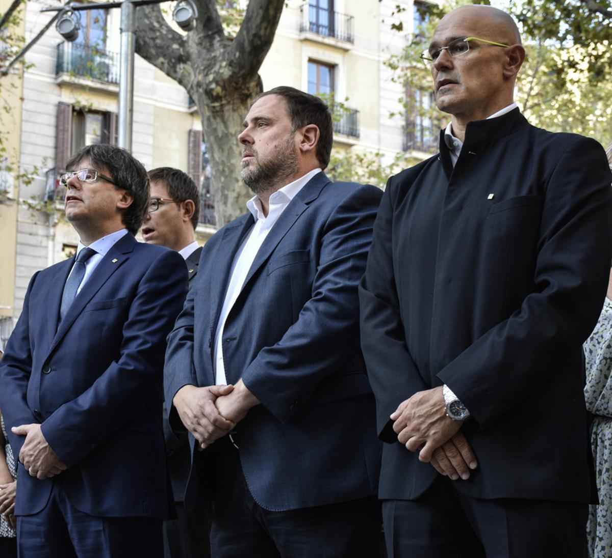 El ’president’ Carles Puigdemont, el vicepresidente de la Generalitat, Oriol Junqueras, y el ’conseller’ de Exteriors, Raül Romeva, en la ofrenda floral a Rafael de Casanova.