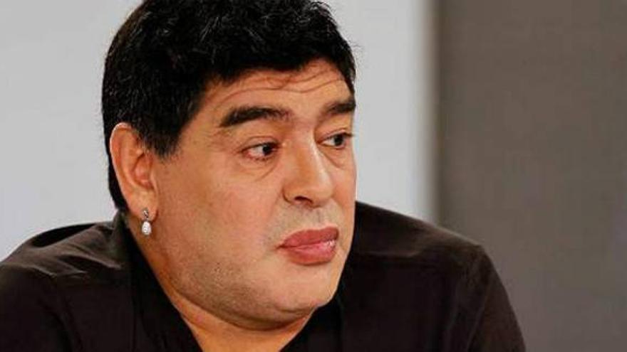 Lluvia de bromas sobre los labios pintados de Maradonna