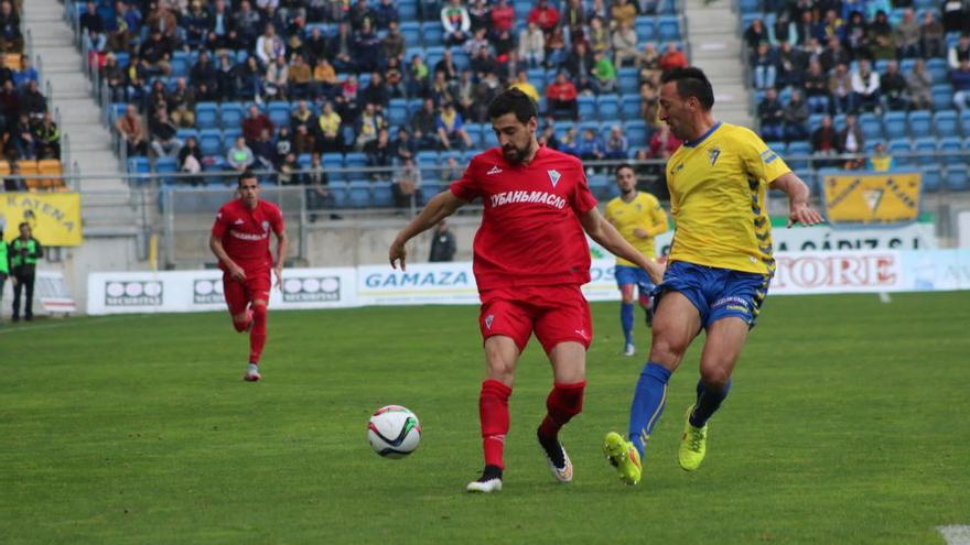 Dura derrota del Marbella ante el Cádiz (3-0)