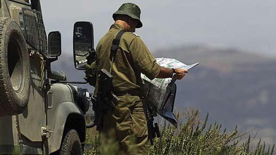 Un oficial israelí observa un mapa en los Altos del Golán.