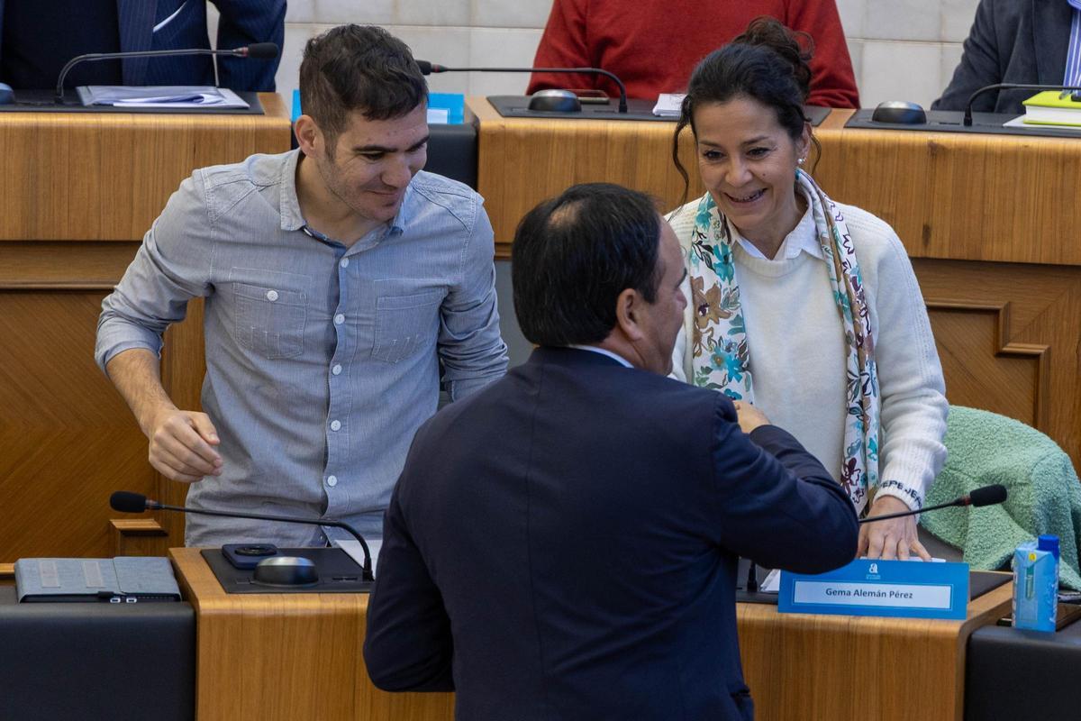 El diputado Ximo Perles saluda al presidente de la Generalitat Juanfran Llorca junto a la diputada de Vox,  Gema Alemán