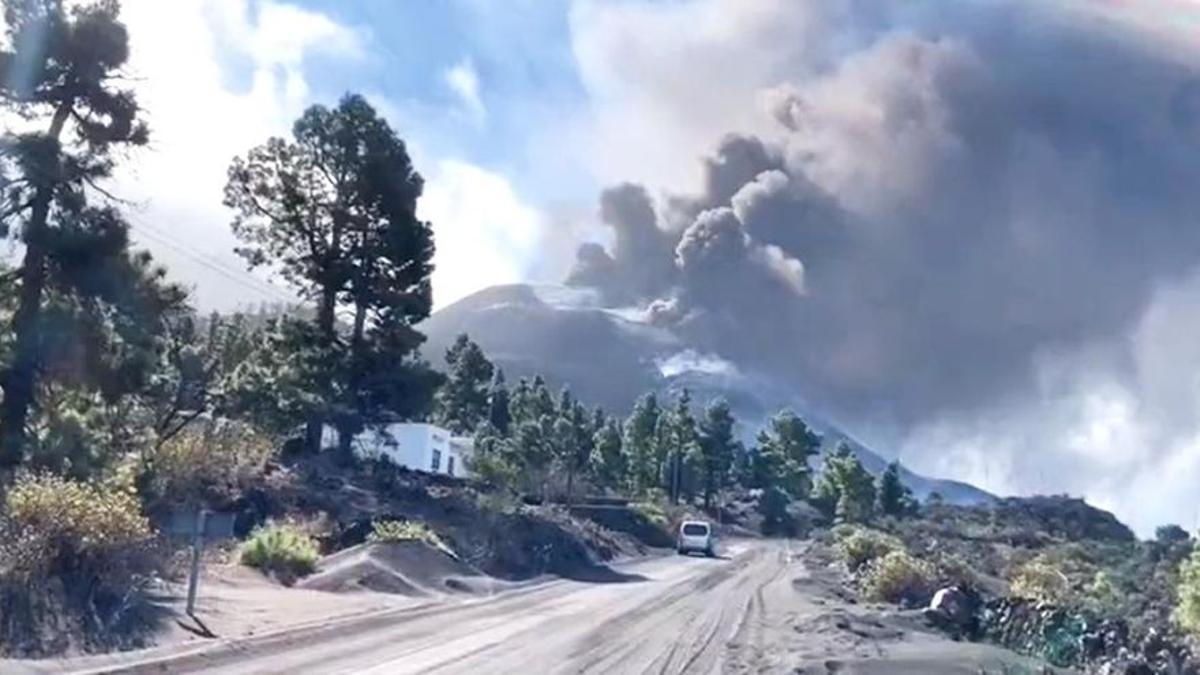 Se derrumba parte del cono principal del volcán de La Palma