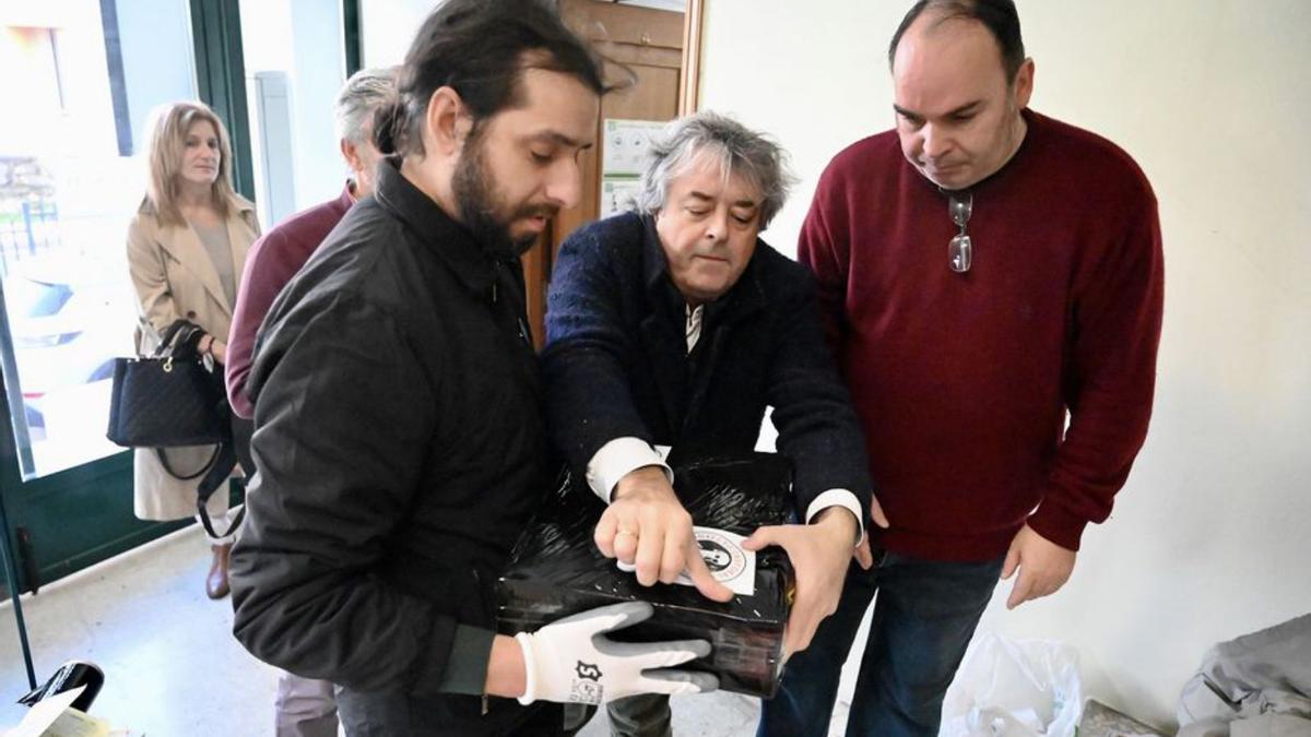 Mateo Fontán, Eduardo Esteban y Antonio Castro sellan el envío de los restos óseos a la Universidad de Granada.