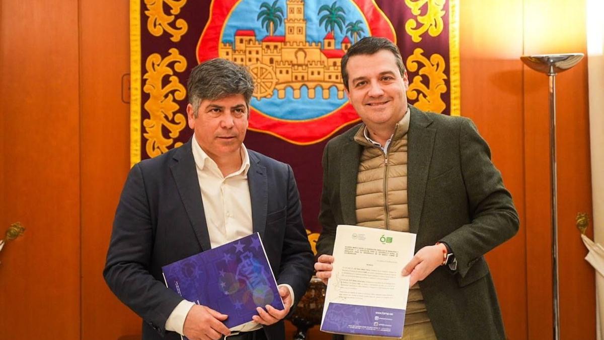 Rafael Llamas y José María Bellido, durante la firma del convenio.