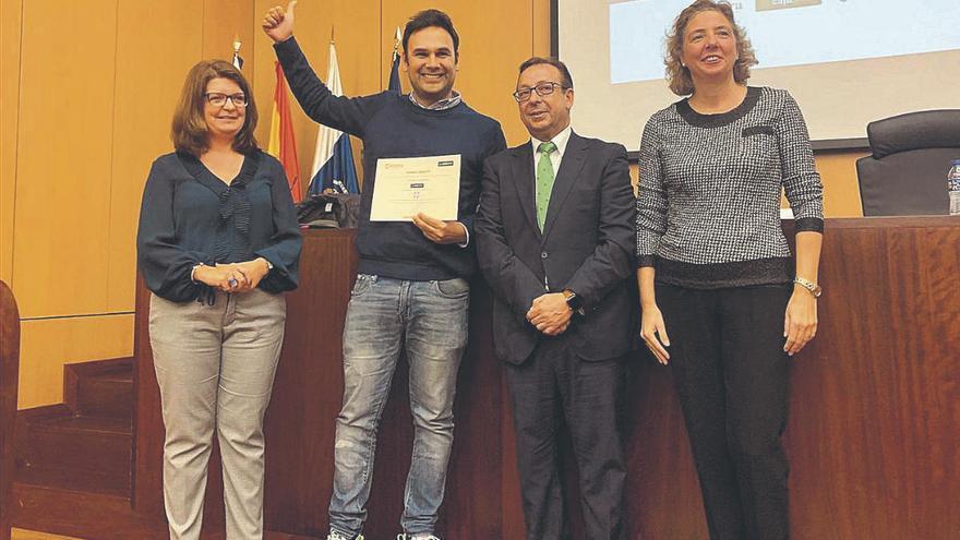 El equipo de Pala Pala recibe el premio de la Cámara de Comercio tinerfeña.