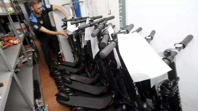 Parte de los patinetes confiscados, en la oficina de objetos perdidos.