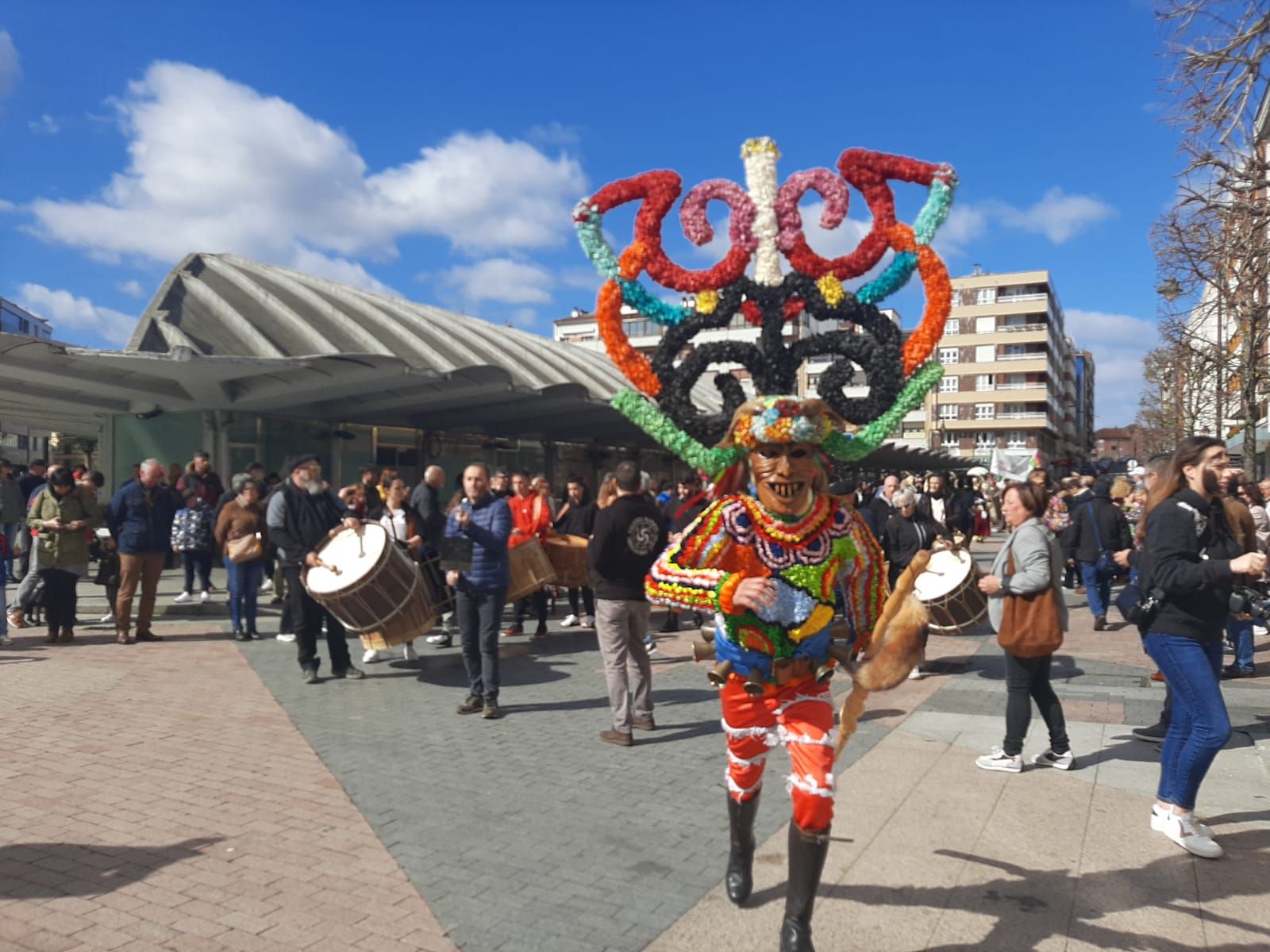 La Mascarada de Invierno llega a la Pola: así ha sido el colorido desfile por las calles de la capital sierense