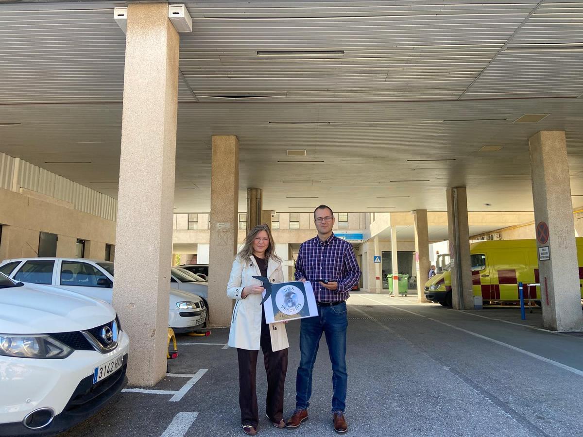 Representantes de BosqueO2 y SOS vencejos tras la instalación de las caja nido.