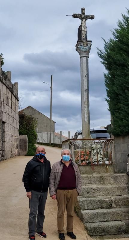 Javier Carro y Manuel Uxío García ante el cruceiro de Paradela. |   // FDV