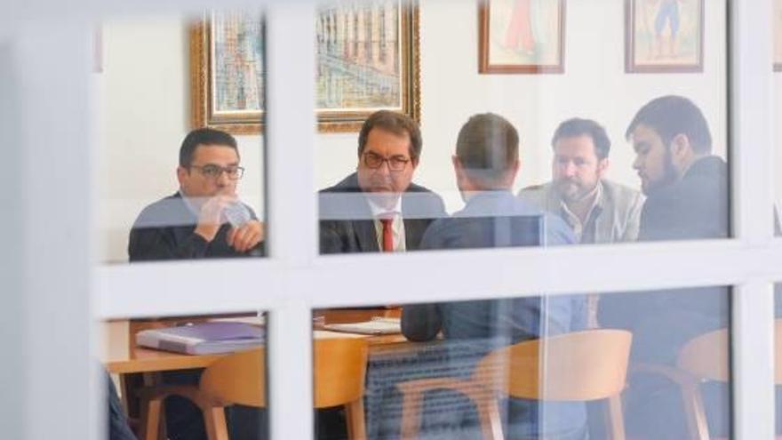 La reunión se celebró a puerta cerrada en la sede de la Junta Central y, al finalizar, atendieron a la prensa.