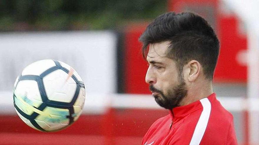 Álex Pérez controla el balón en el entrenamiento de ayer en Mareo.