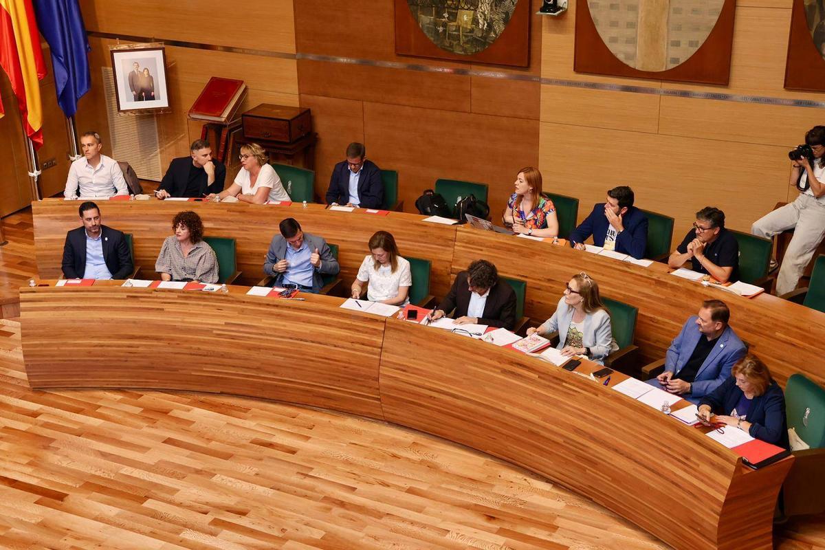 El grupo socialista de Carlos Fernandez Bielsa interviene en el pleno de la Diputacion de Valencia