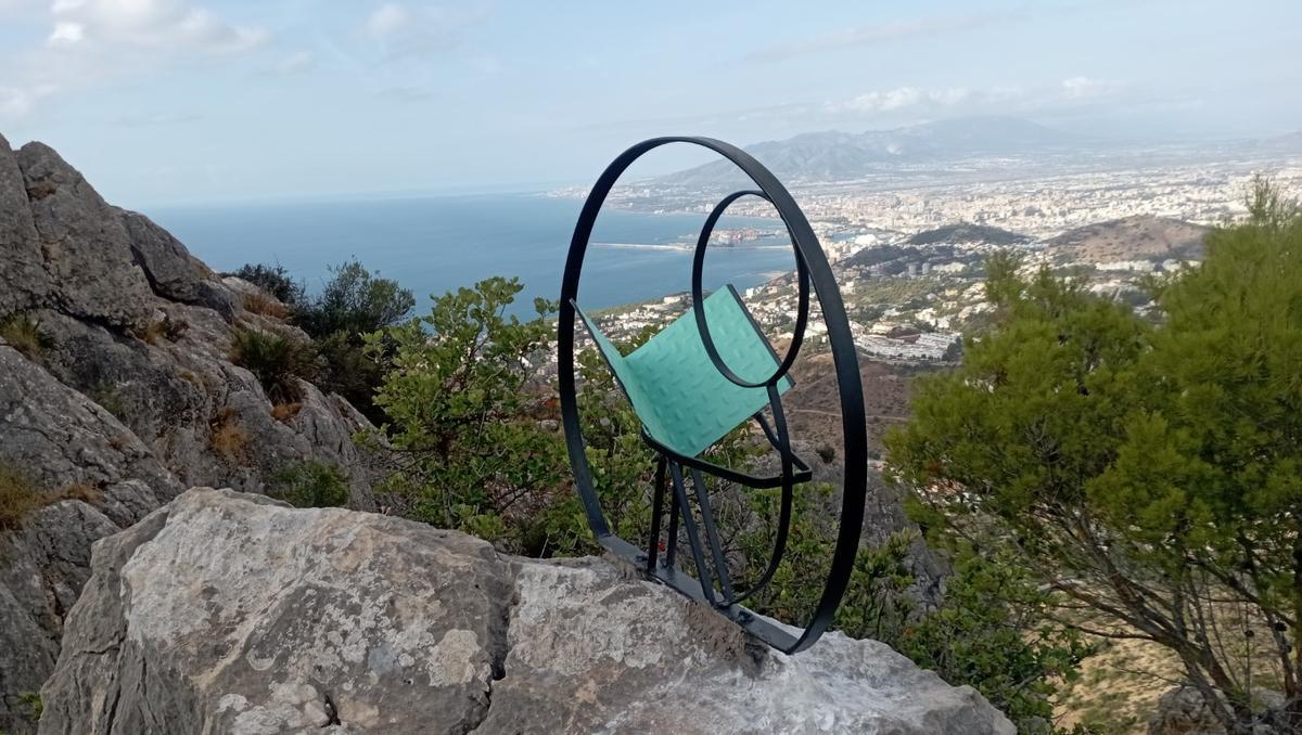 Otra vista de la escultura, con la Bahía de Málaga al fondo.