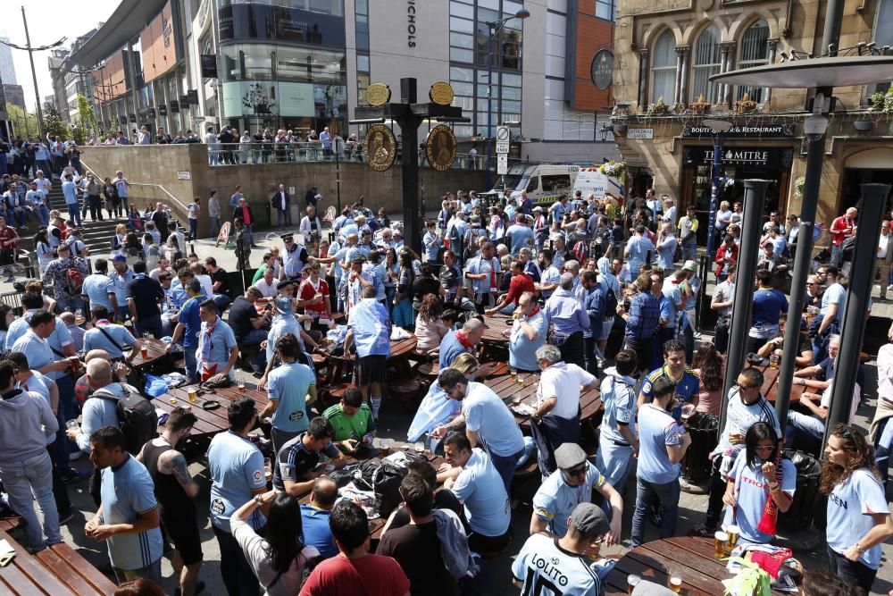 Manchester se tiñe de azul celeste