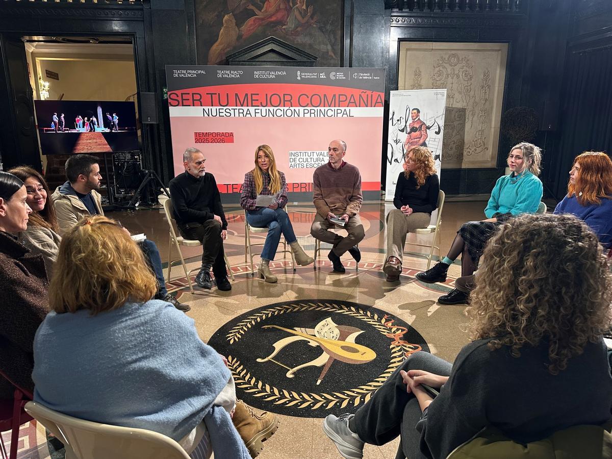 La directora adjunta de Artes Escénicas del IVC, María José Mora, durante la presentación de la obra 'Los locos de Valencia'.