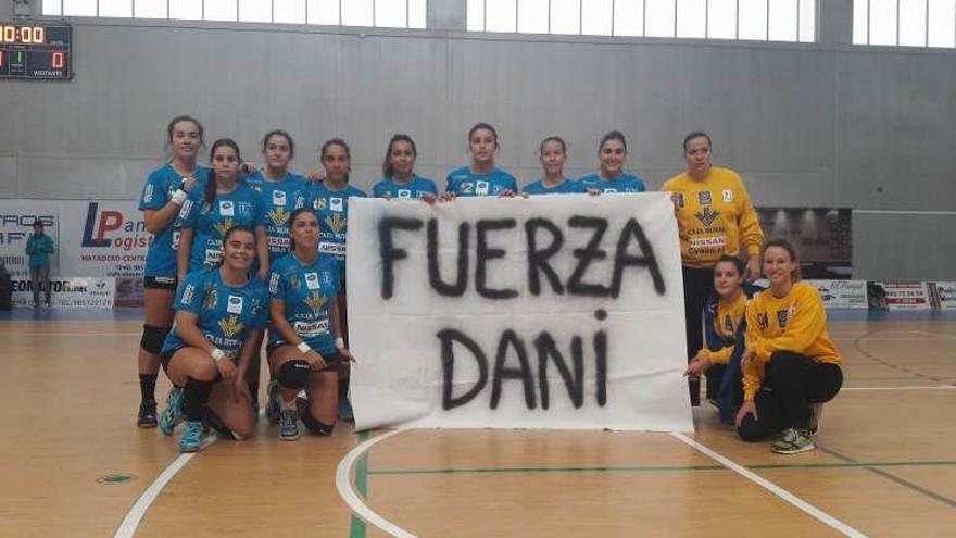 Las jugadoras del Siero Deportivo Balonmano posan con una pancarta de apoyo a Daniel Suárez, un joven deportista poleso que sufre leucemia.