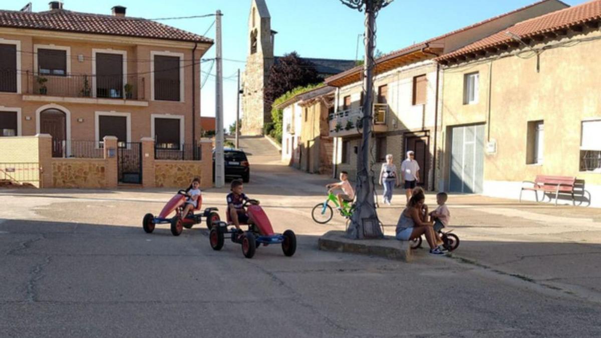 Varios niños disfrutando de los karts en la plaza del pueblo. | E. P.