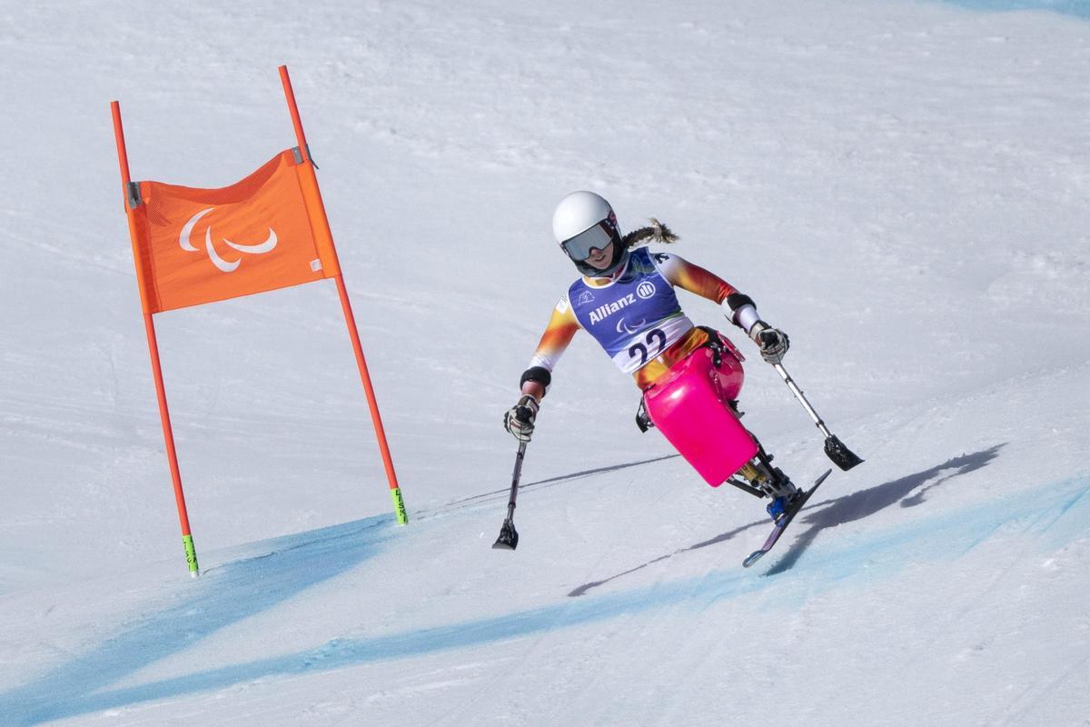 Audrey Pascual Seco, de España, compitiendo en el Descenso Femenino de Esquí Alpino Paralímpico Sentada en el Centro de Esquí Alpino Tofane en los Juegos Paralímpicos de Invierno Milano Cortina 2026, Cortina, Italia, el 7 de marzo de 2026.