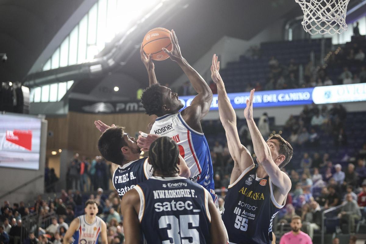 Coulibaly trata de encestar en la zona.