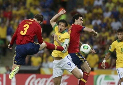 Brazil's Fred fights for the ball with Spain's Pique and Arbeloa during their Confederations Cup final soccer match at the Estadio Maracana in Rio de Janeiro