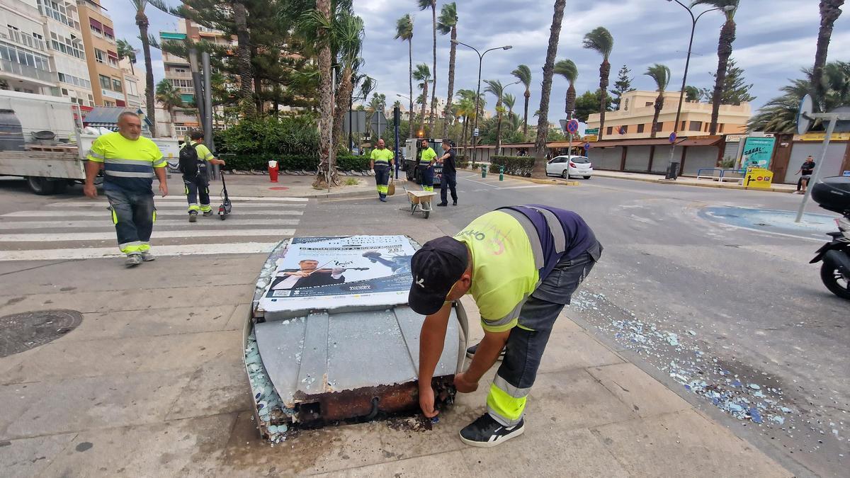 Cae un soporte publicitario municipal en el centro de Torrevieja