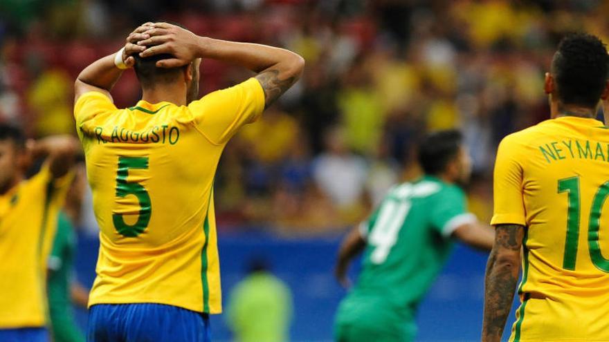 Los jugadores de Brasil reaccionan en el juego ante Irak.