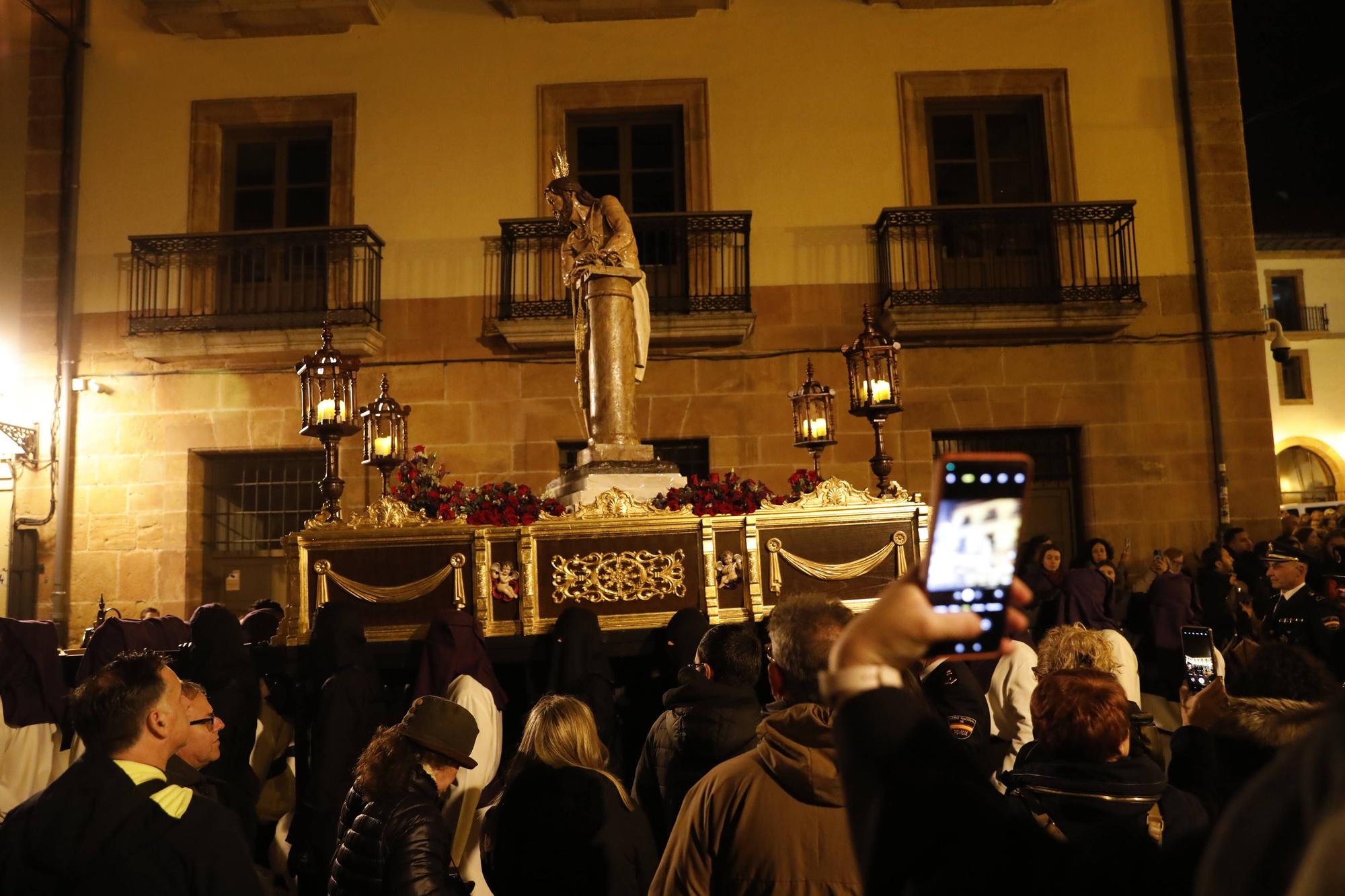 En imágenes | Procesión del Silencio por la calles de Oviedo