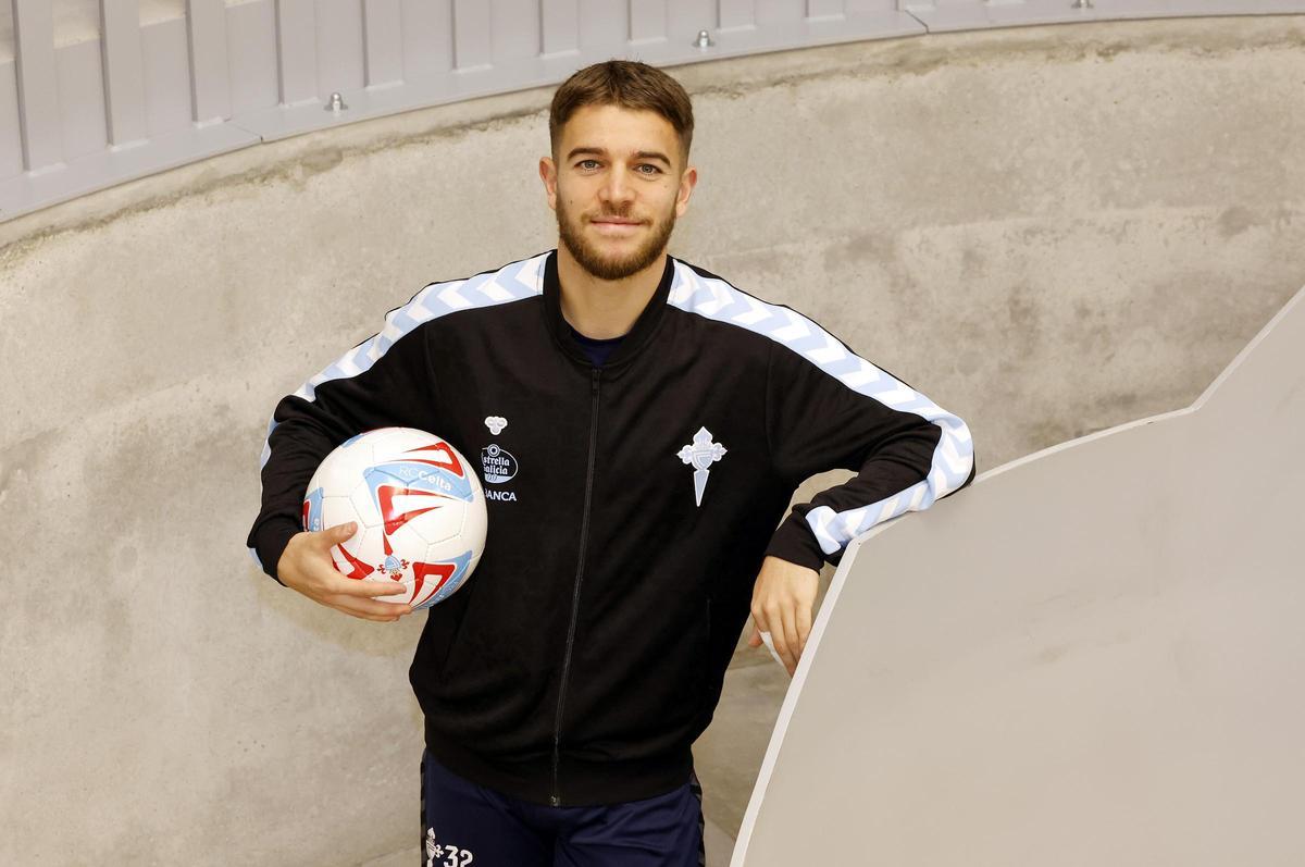 Sergio Carreira, jugador vigués del Celta, tras la entrevista en Afouteza