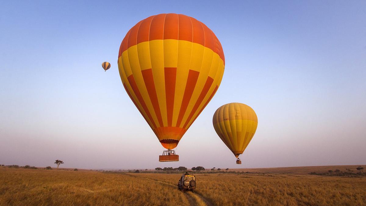 Volar en globo al amanecer sobre Masai Mara permite contemplar la sabana desde una perspectiva inolvidable.