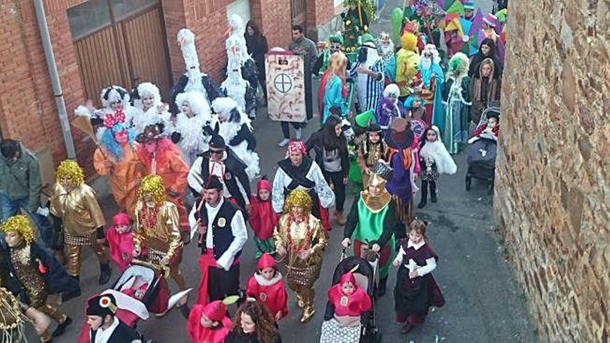 Una comparsa desfila por las calles de Manganeses en unas pasadas fiestas.