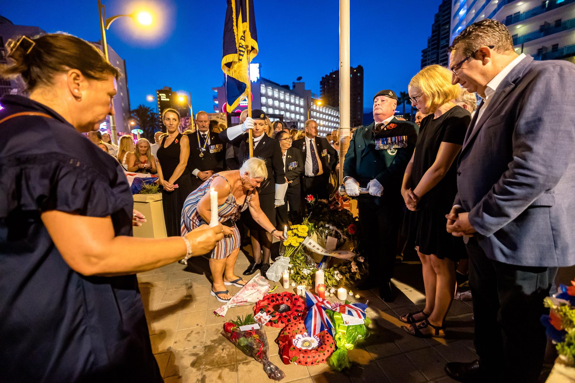 Británicos residentes y turistas de Benidorm rinden un sentido homenaje a Elizabeth II en el espacio habilitado por el Ayuntamiento en la zona inglesa de la ciudad.