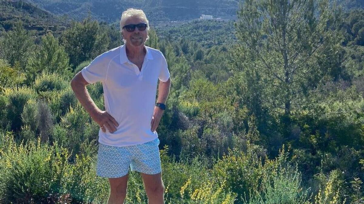 Richard Branson posiert im Tramuntana-Gebirge. Im Hintergrund ist sein neues Luxushotel Son Bunyola zu sehen.