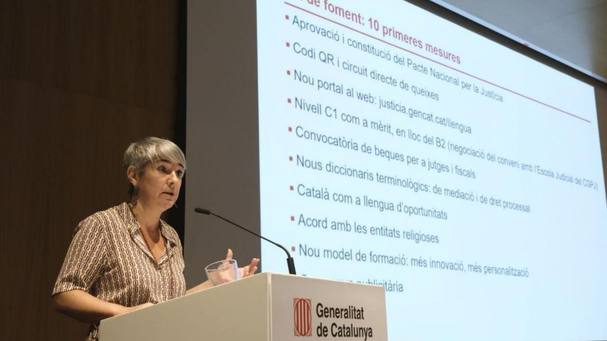 La consellera Lourdes Ciuró durant la presentació de la diagnosis del català a la Justícia  | EP