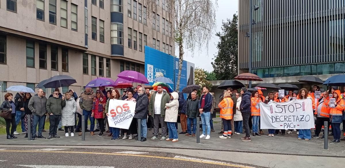 Protesta, este lunes, ante el centro de salud Olimpia Valencia de Vigo.