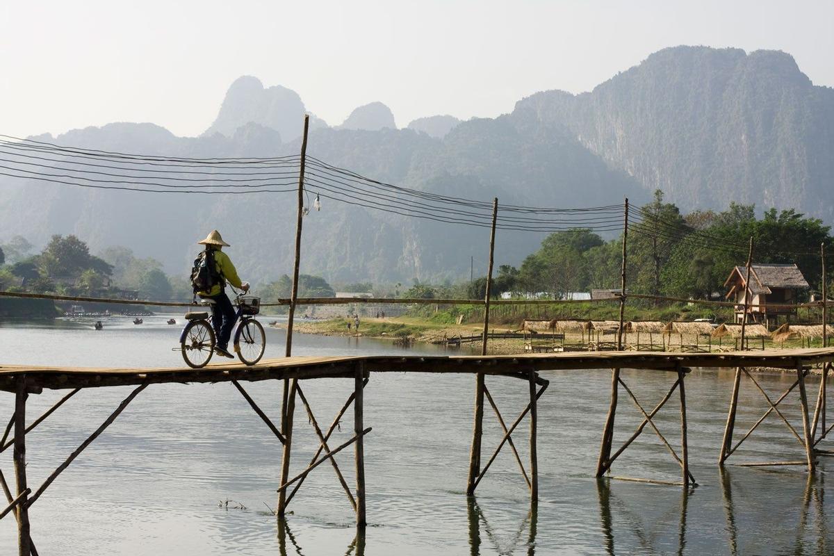 Ciclista sobre el río Mekong