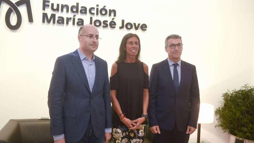 De izda. a dcha., Jerónimo Pardo, Felipa Jove y Luis Verde, ayer, en A Coruña.